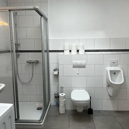 2 Bedroom Apartment, 6 Singlebeds, Near A7 Autobahn, Free Parking, Apartment *