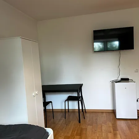 Apartment 2 Bedroom Apartment, 6 Singlebeds, Near A7 Autobahn, Free Parking,